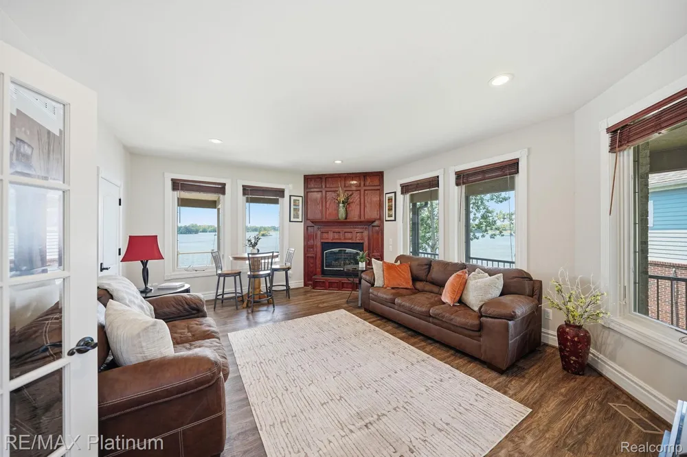997 Thompson Shore Drive Howell City, MI 48843