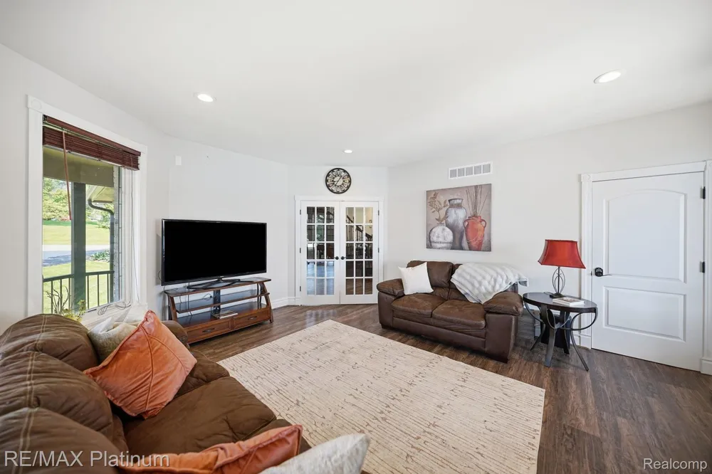 997 Thompson Shore Drive Howell City, MI 48843