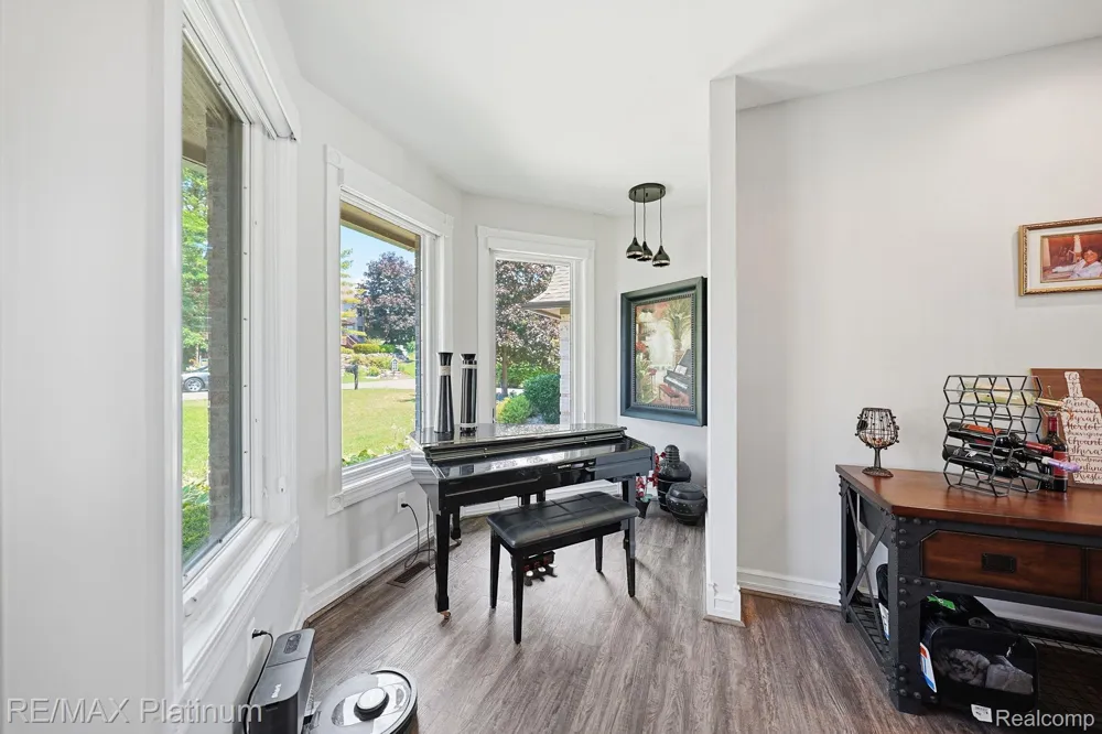 997 Thompson Shore Drive Howell City, MI 48843