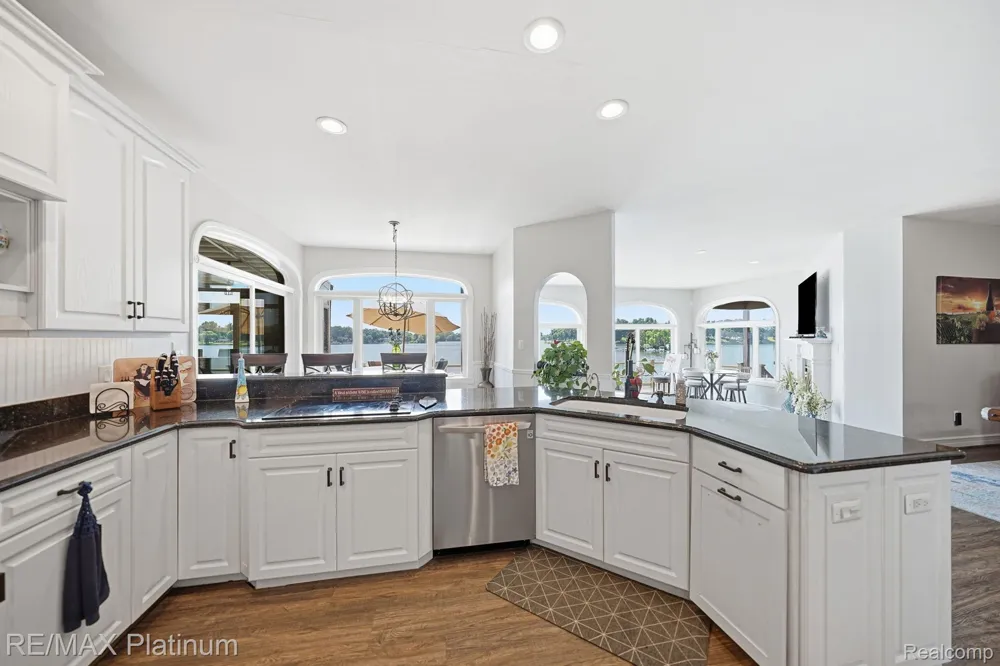997 Thompson Shore Drive Howell City, MI 48843