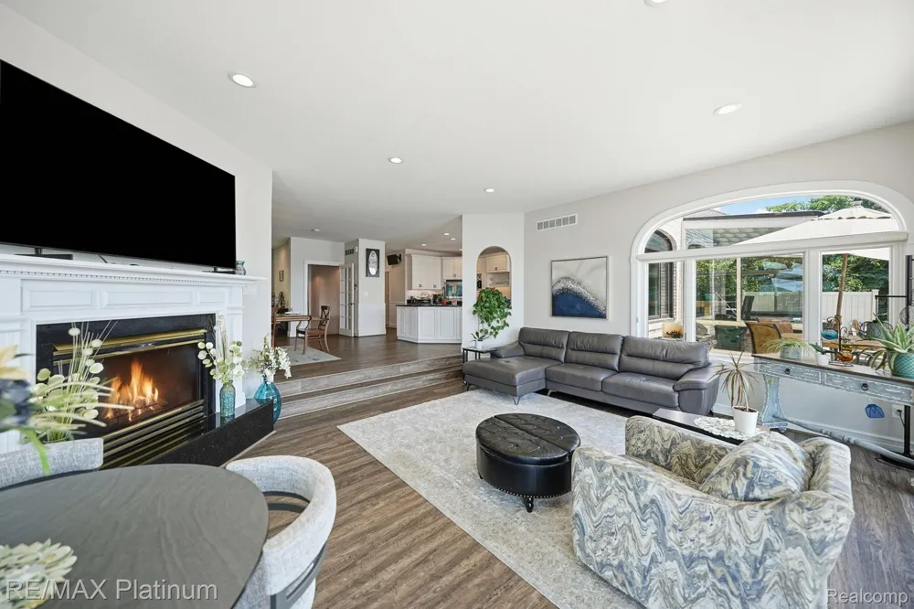 997 Thompson Shore Drive Howell City, MI 48843