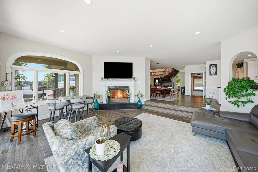 997 Thompson Shore Drive Howell City, MI 48843
