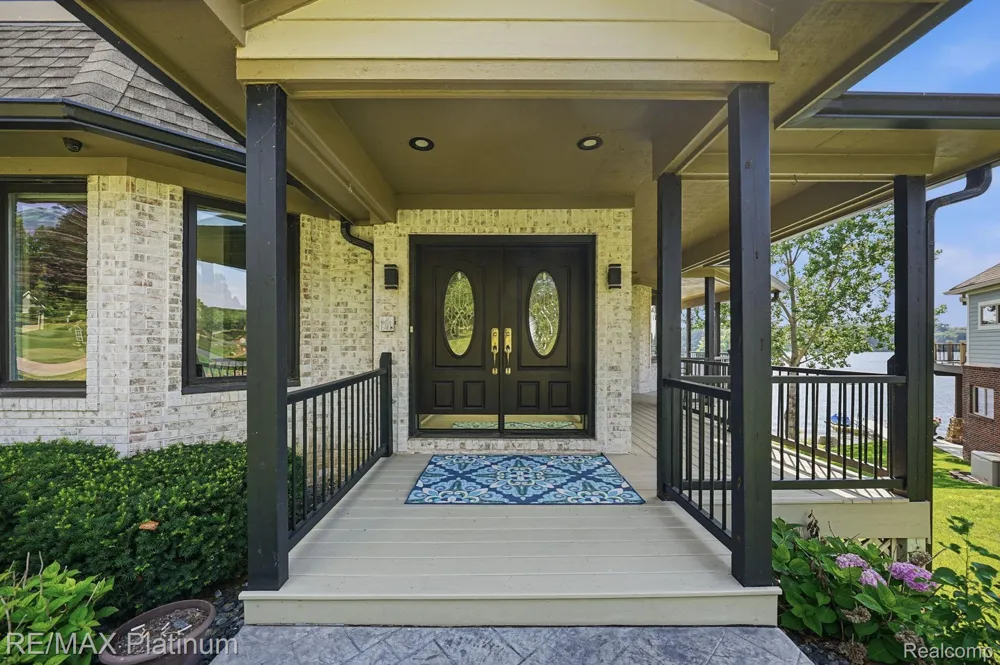 997 Thompson Shore Drive Howell City, MI 48843