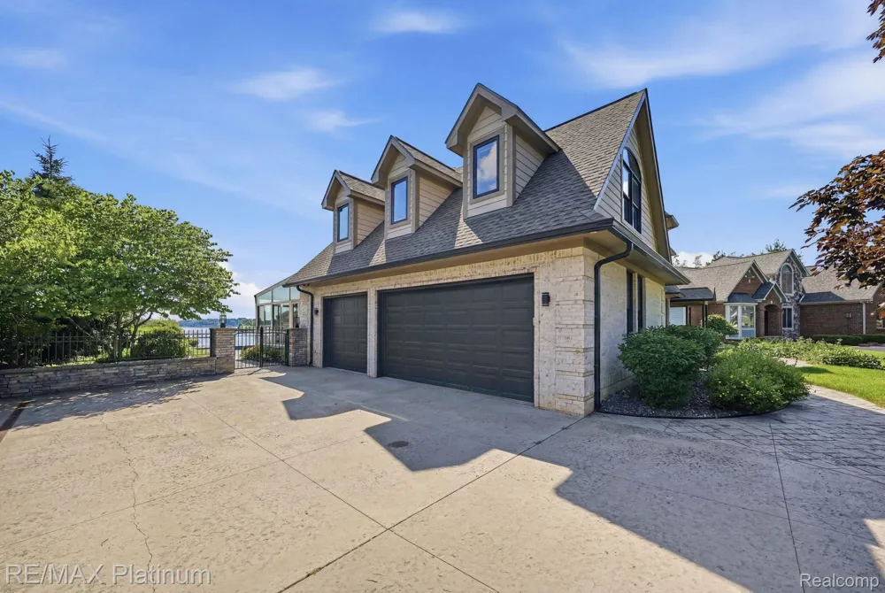 997 Thompson Shore Drive Howell City, MI 48843