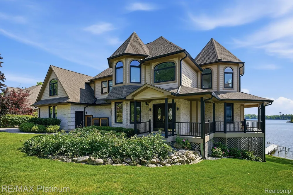 997 Thompson Shore Drive Howell City, MI 48843