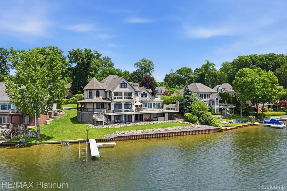 997 Thompson Shore Drive Howell City, MI 48843