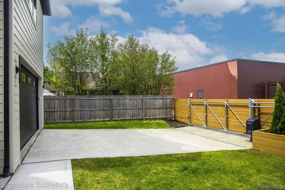 907 ANN STREET Birmingham City, MI 48009