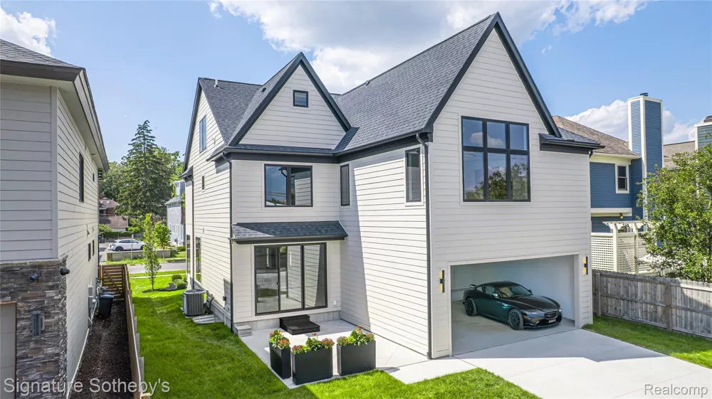 907 ANN STREET Birmingham City, MI 48009