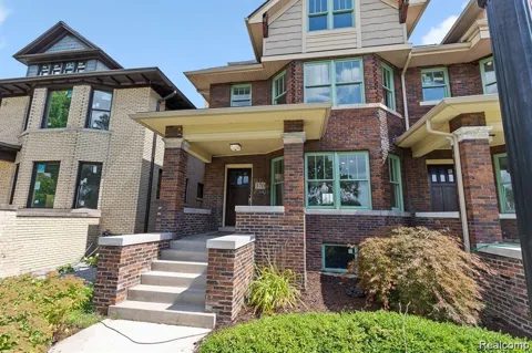 370 E Grand Boulevard