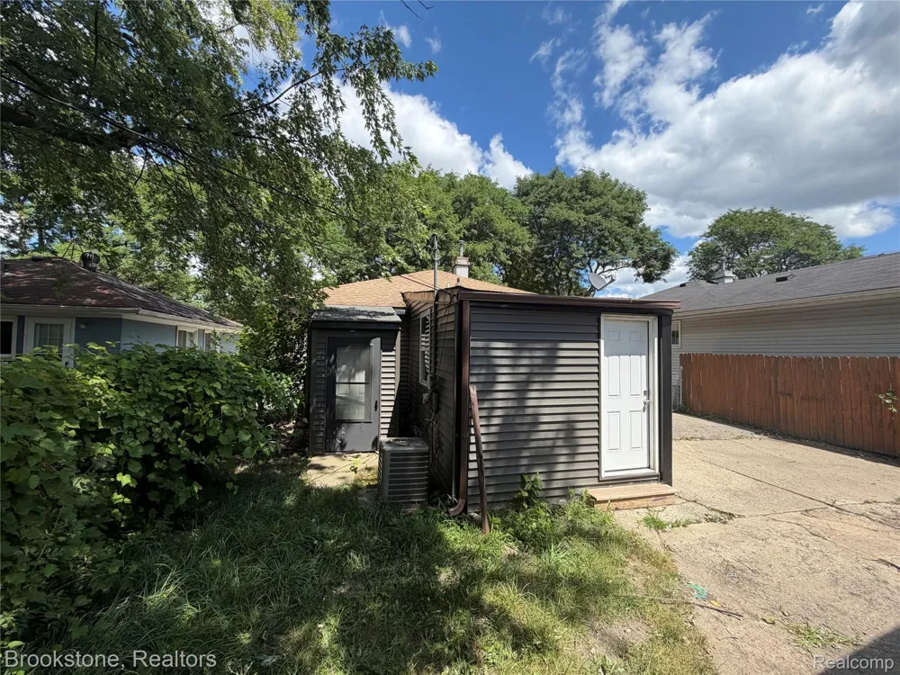 29 W Rutgers Avenue Pontiac City, MI 48340