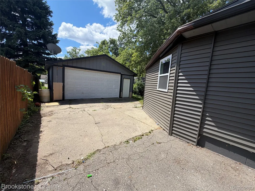29 W Rutgers Avenue Pontiac City, MI 48340