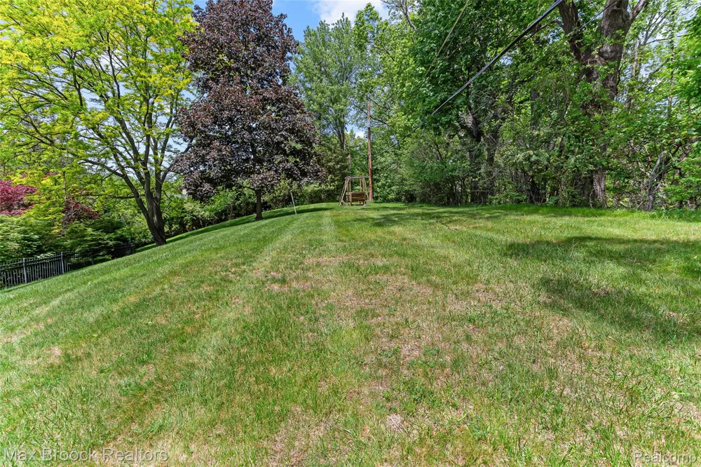 20 Martell Drive Bloomfield Charter Township, MI 48304