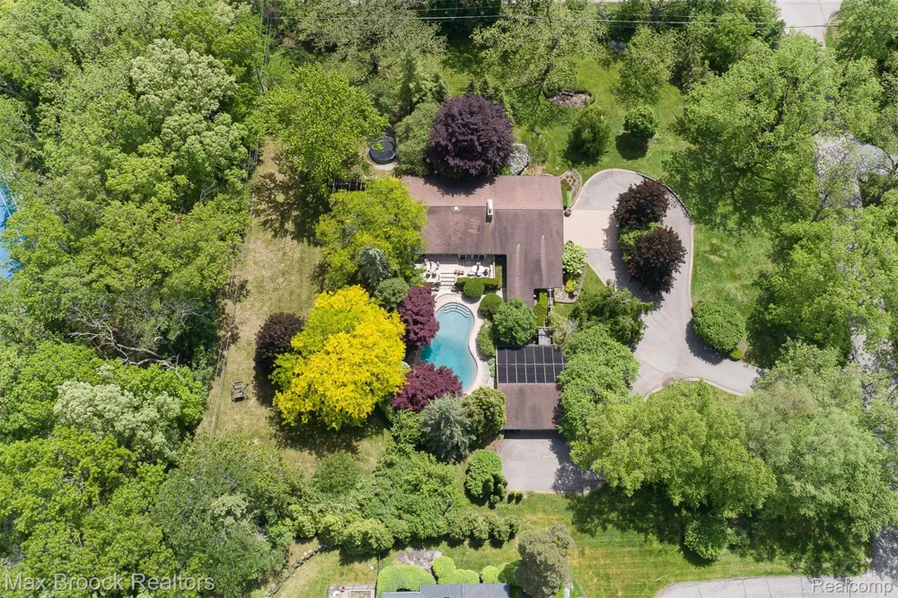 20 Martell Drive Bloomfield Charter Township, MI 48304