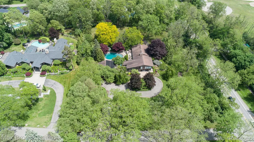 20 Martell Drive Bloomfield Charter Township, MI 48304