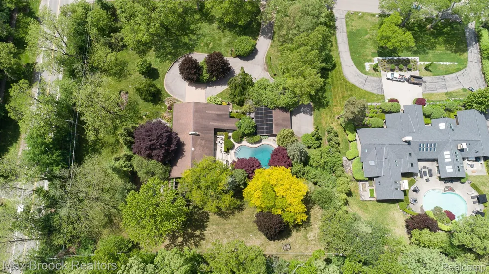 20 Martell Drive Bloomfield Charter Township, MI 48304