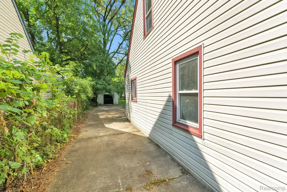 26005 Currier Street Dearborn Heights City, MI 48125