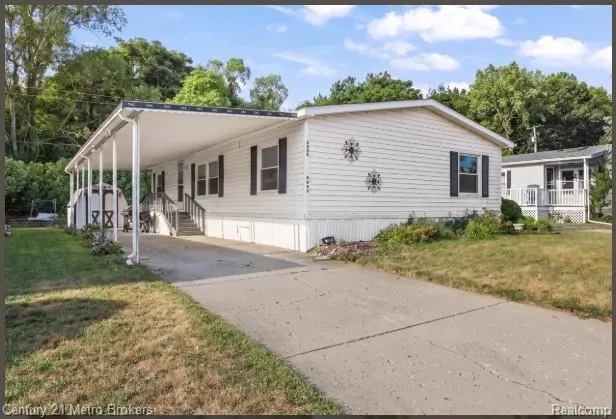 3053 E Bay Drive Fenton City, MI 48430