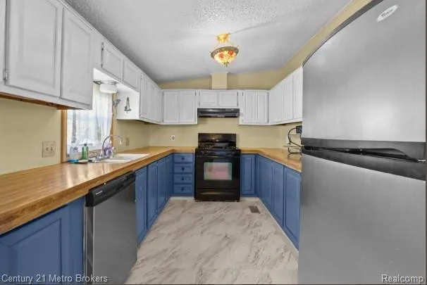 3053 E Bay Drive Fenton City, MI 48430