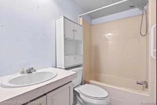 3053 E Bay Drive Fenton City, MI 48430