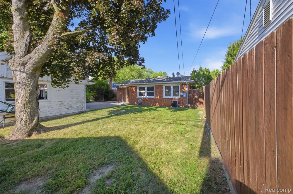 8439 Centralia Street Dearborn Heights City, MI 48127