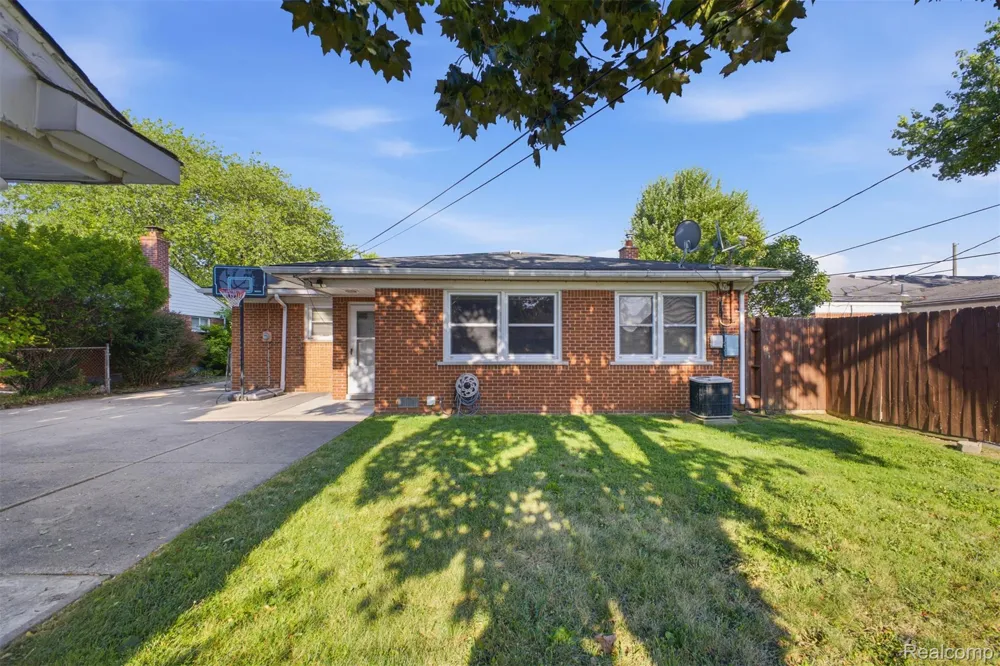 8439 Centralia Street Dearborn Heights City, MI 48127