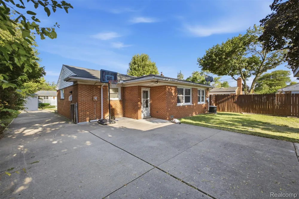 8439 Centralia Street Dearborn Heights City, MI 48127