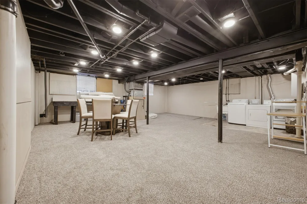 8439 Centralia Street Dearborn Heights City, MI 48127