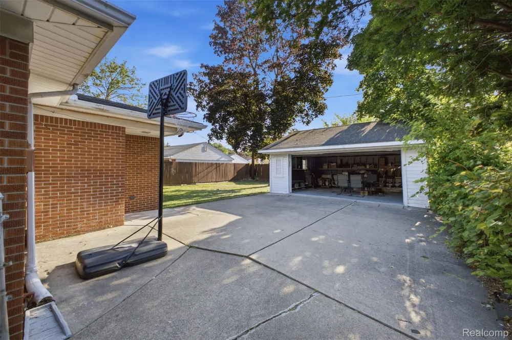 8439 Centralia Street Dearborn Heights City, MI 48127