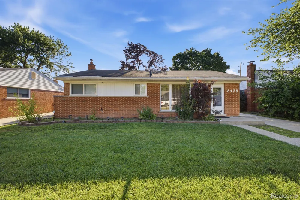 8439 Centralia Street Dearborn Heights City, MI 48127