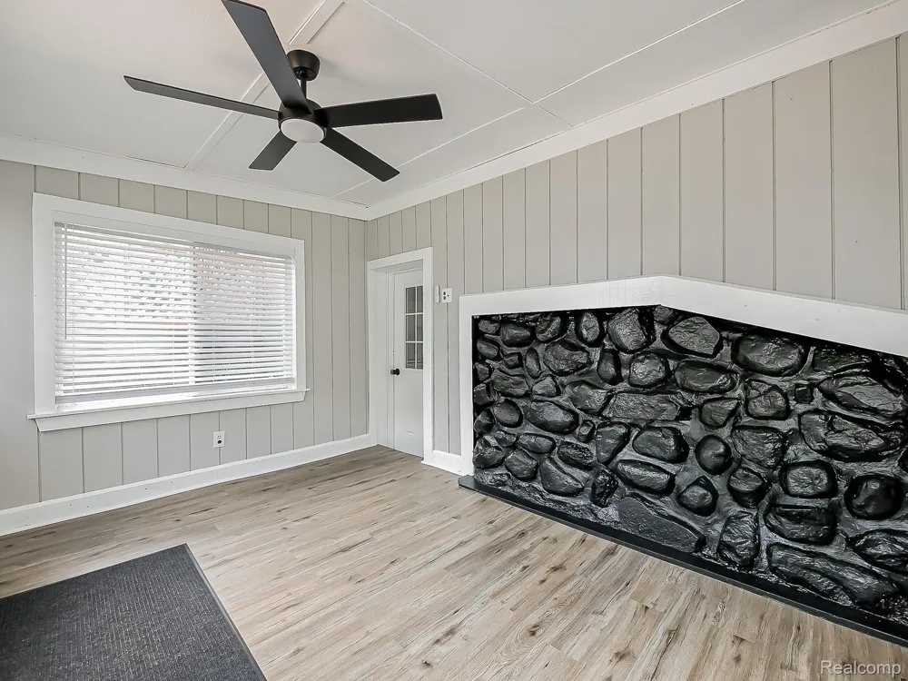 3170 Dixie Highway #E Waterford Charter Township, MI 48328