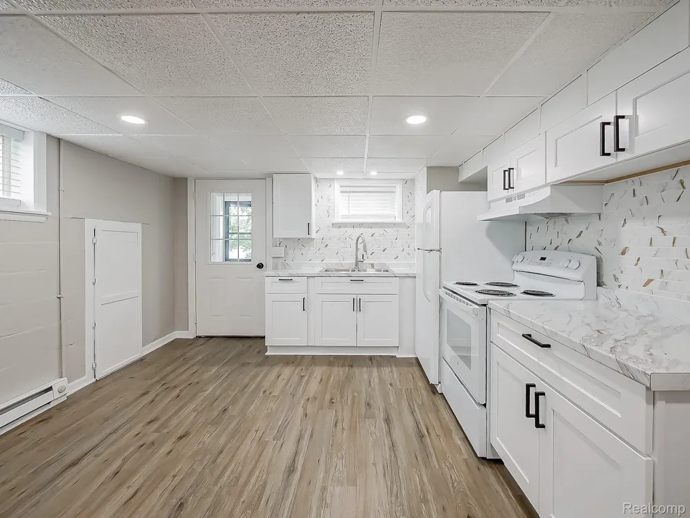 3170 Dixie Highway #E Waterford Charter Township, MI 48328