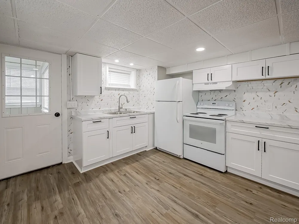 3170 Dixie Highway #E Waterford Charter Township, MI 48328