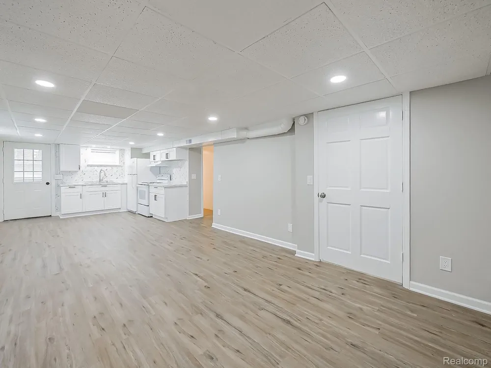 3170 Dixie Highway #E Waterford Charter Township, MI 48328