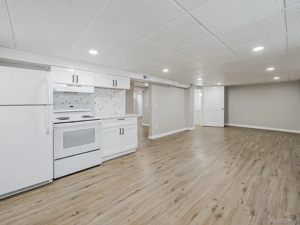 3170 Dixie Highway #E Waterford Charter Township, MI 48328