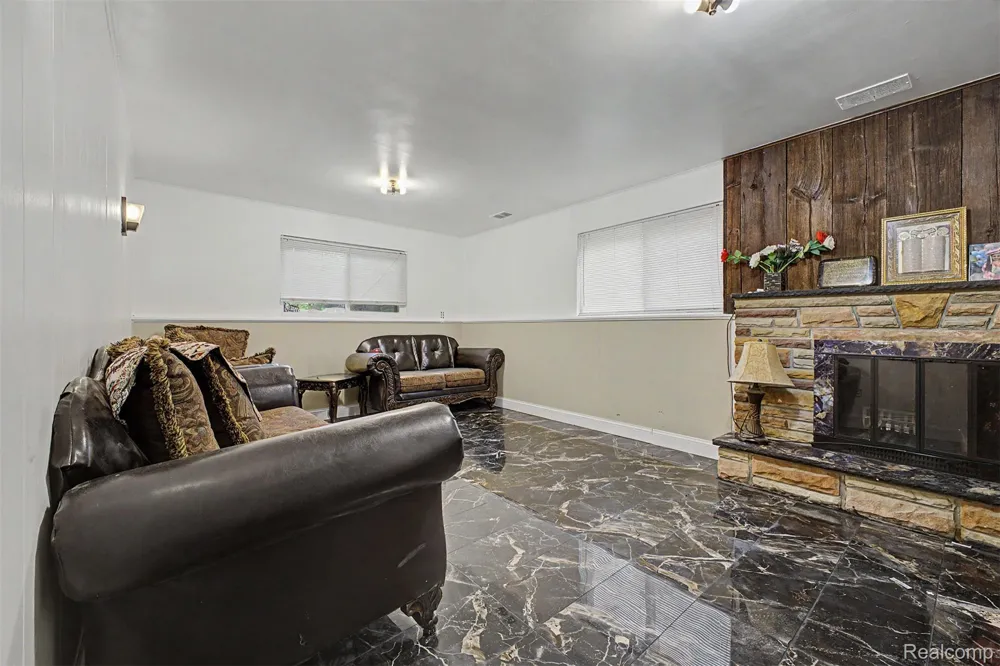27355 Clairview Drive Dearborn Heights City, MI 48127