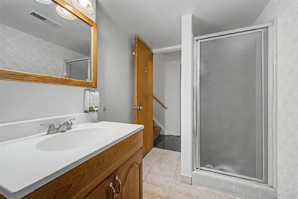27355 Clairview Drive Dearborn Heights City, MI 48127