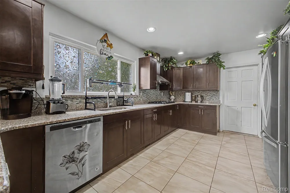 27355 Clairview Drive Dearborn Heights City, MI 48127