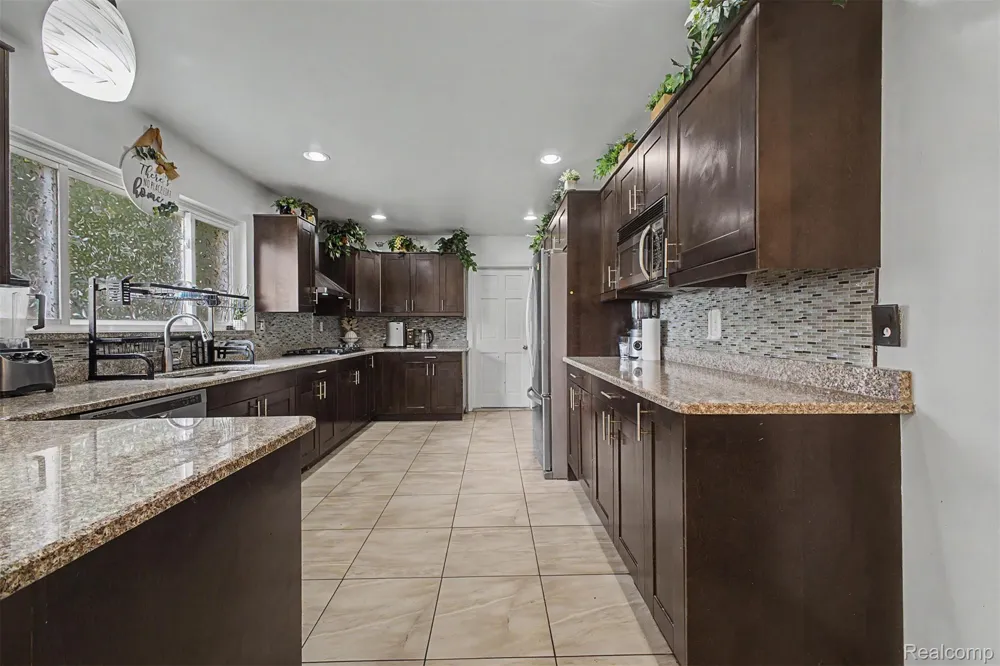 27355 Clairview Drive Dearborn Heights City, MI 48127