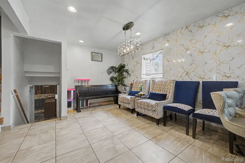27355 Clairview Drive Dearborn Heights City, MI 48127