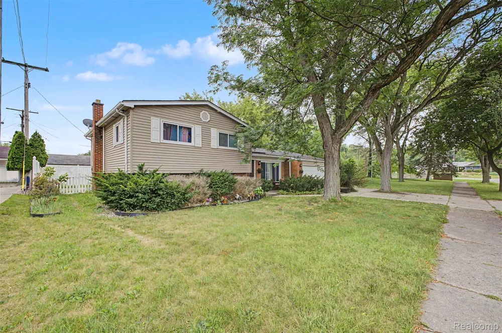 27355 Clairview Drive Dearborn Heights City, MI 48127