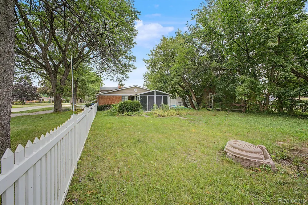 27355 Clairview Drive Dearborn Heights City, MI 48127