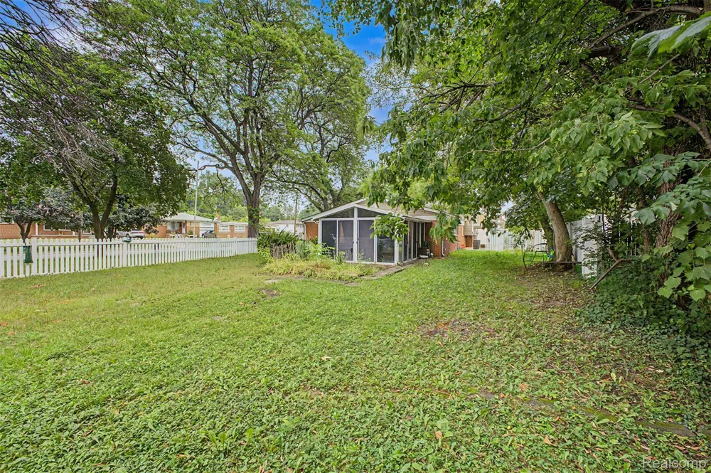 27355 Clairview Drive Dearborn Heights City, MI 48127