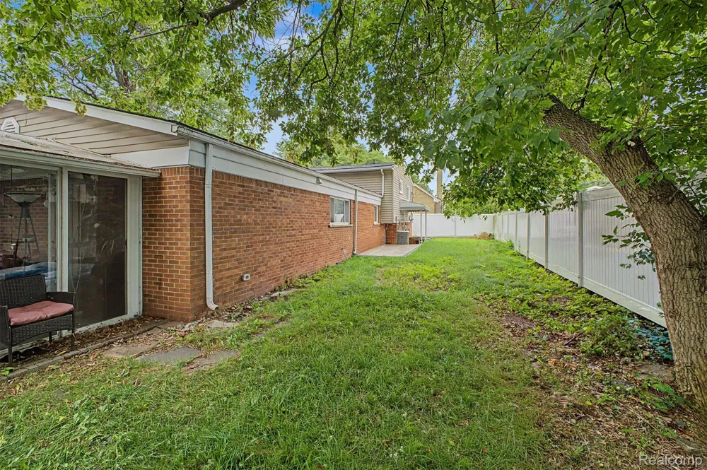 27355 Clairview Drive Dearborn Heights City, MI 48127