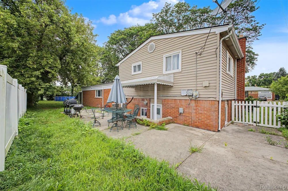 27355 Clairview Drive Dearborn Heights City, MI 48127
