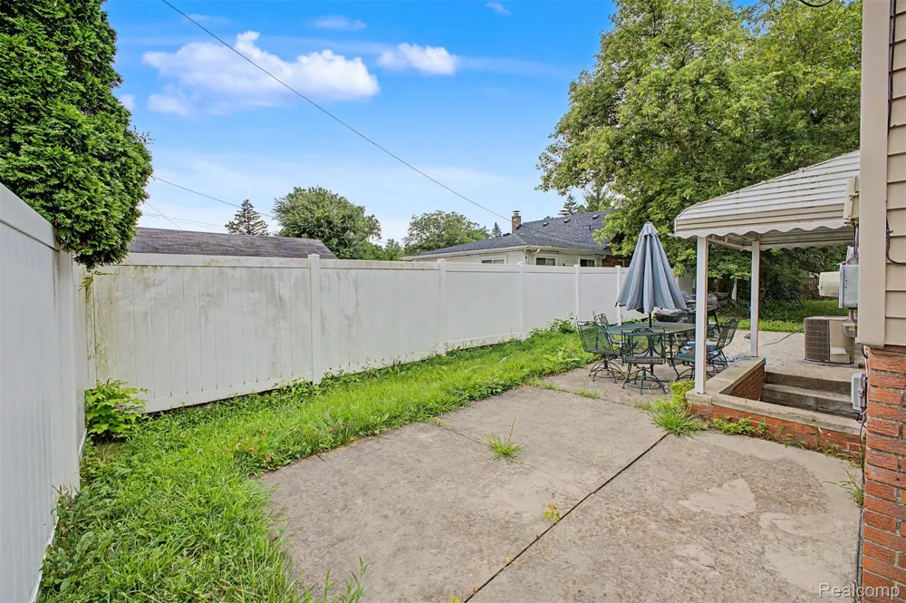 27355 Clairview Drive Dearborn Heights City, MI 48127