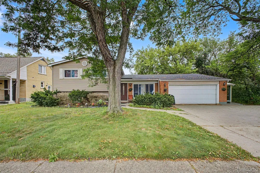 27355 Clairview Drive Dearborn Heights City, MI 48127
