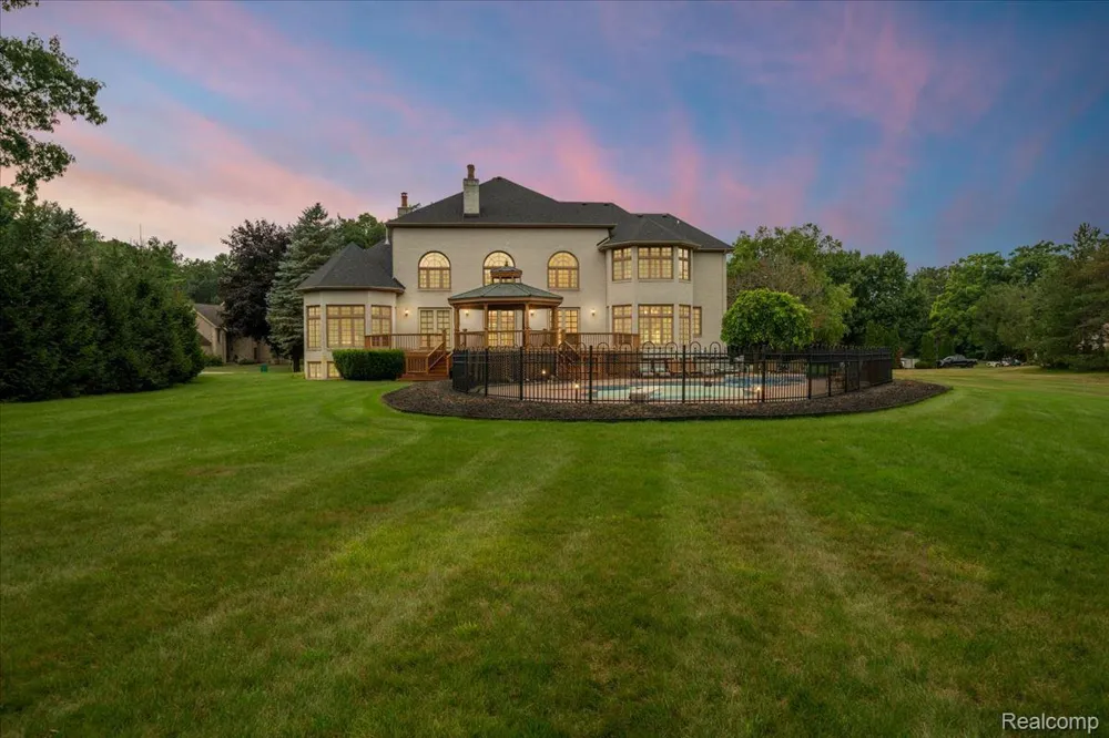 3965 Loch Bend Drive Commerce Charter Township, MI 48382