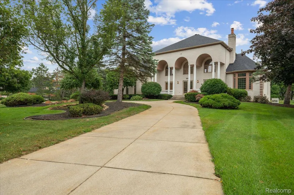 3965 Loch Bend Drive Commerce Charter Township, MI 48382