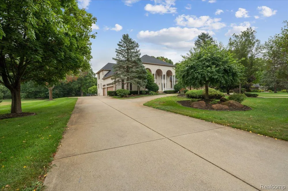 3965 Loch Bend Drive Commerce Charter Township, MI 48382