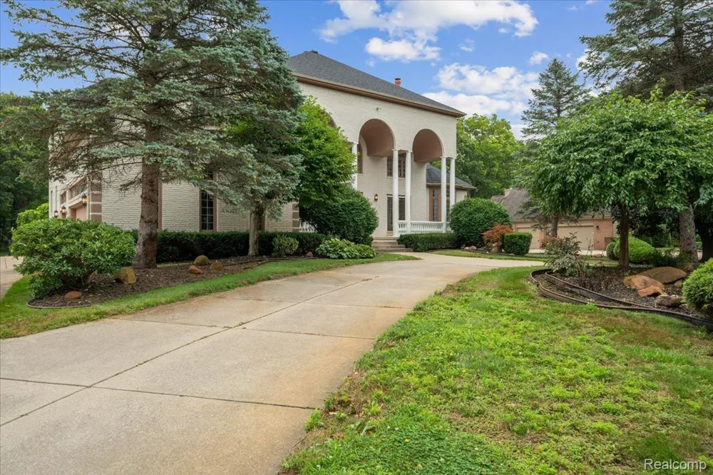 3965 Loch Bend Drive Commerce Charter Township, MI 48382